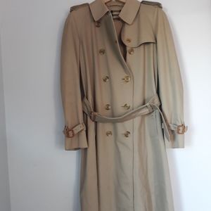 Vintage 1980's women's Burberrys trench coat. Made in England. US size 10.